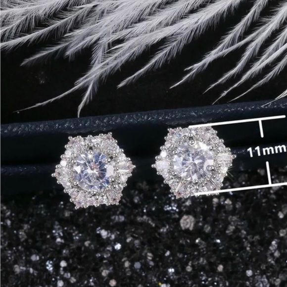 Silver 925 Stud Earrings round cut Cubic Zirconia - Picture 6 of 6